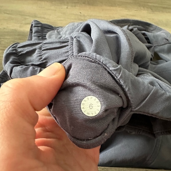 Lululemon miles ahead shorts 2.5” - Picture 2 of 2